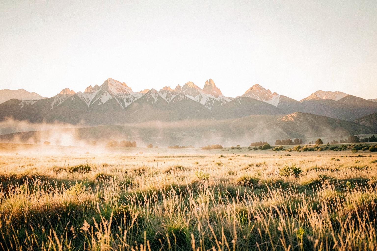 Wyoming — mountain landscape at dawn